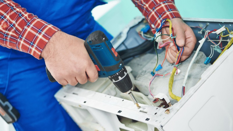 Çeşme Ariston Ariston çamaşır makinesi kart tamiri – Su almama arızası orijinal parça ile giderildi. - Teknik servis örneği